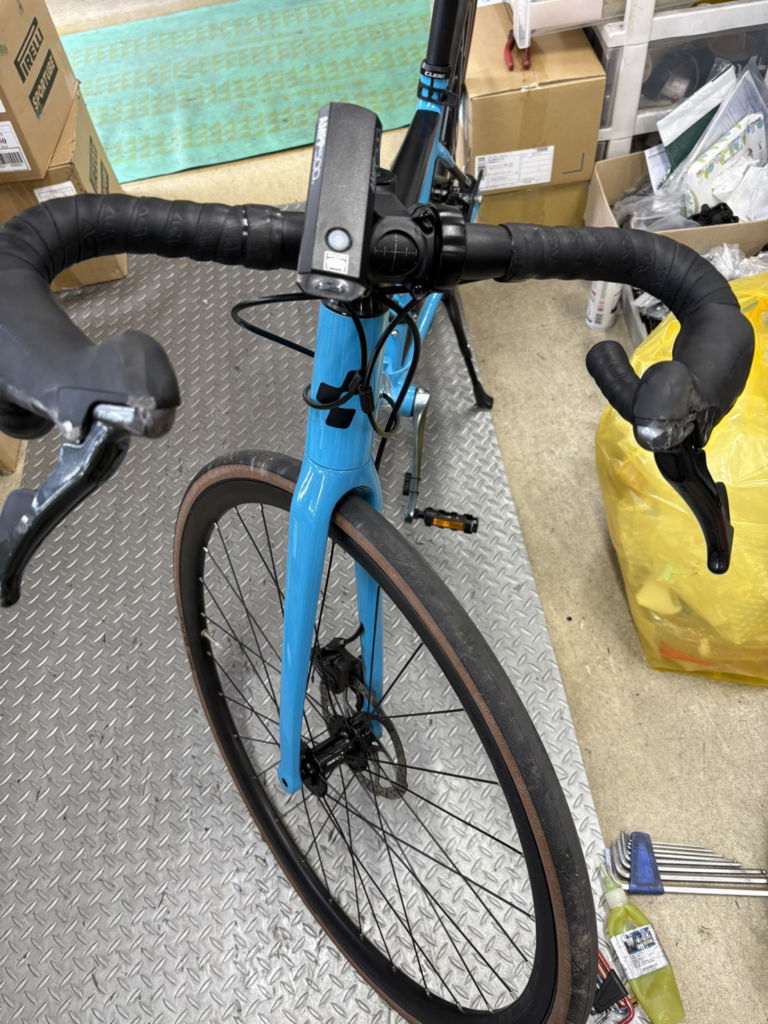 事故の衝撃でハンドルが変形したロードバイク